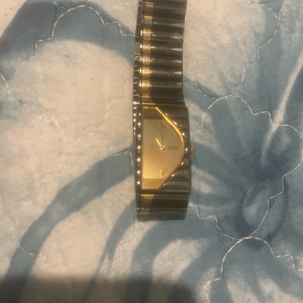 Seiko Gold and Silver Watch. Needs battery. Damaged and wear. - Picture 3 of 12